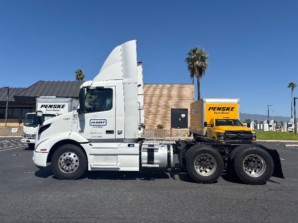Day Cab Tractor-Heavy Duty Tractors-Volvo-2021-VNR64300-Fontana-CA-571,897\n\t\tmiles-$ 36,500 - Image 4