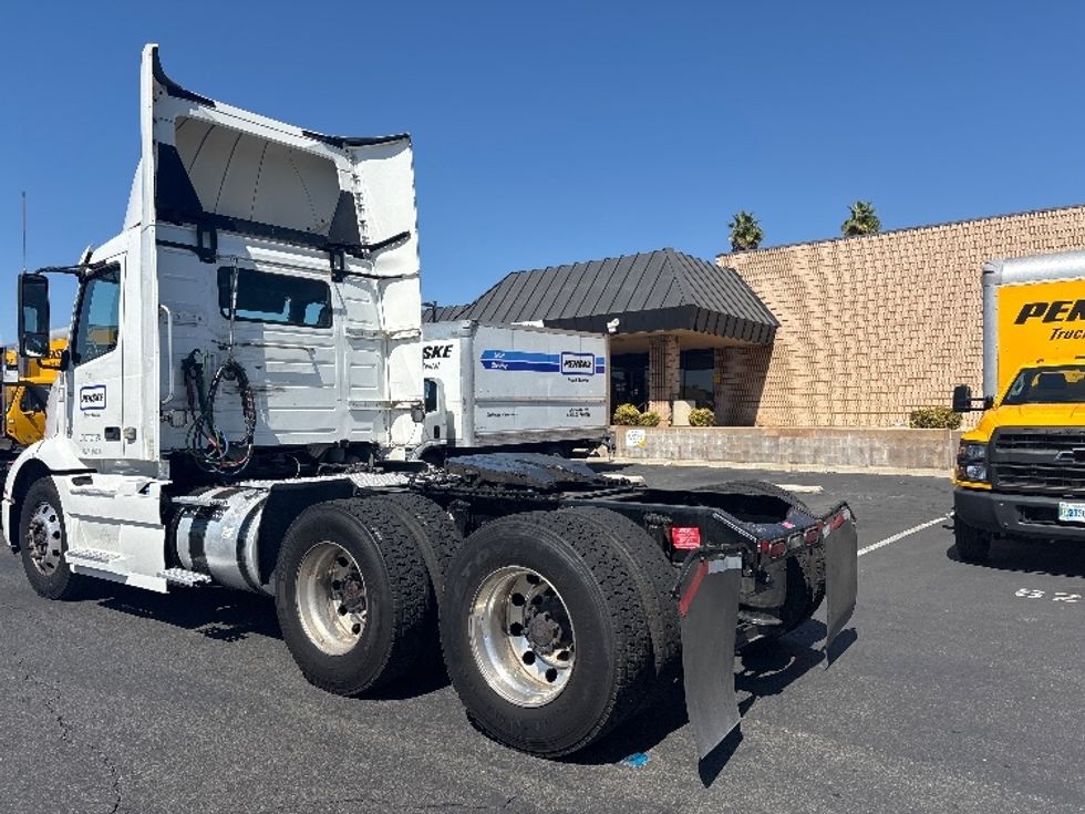 Day Cab Tractor-Heavy Duty Tractors-Volvo-2021-VNR64300-Fontana-CA-571,897\n\t\tmiles-$ 36,500 - Image 5