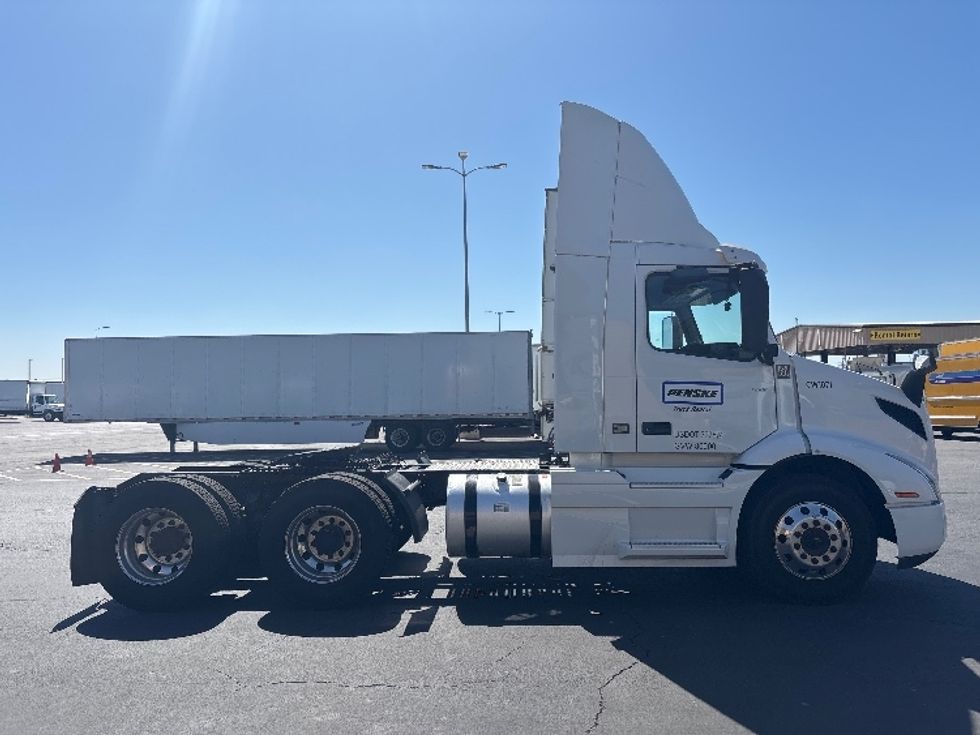 Day Cab Tractor-Heavy Duty Tractors-Volvo-2021-VNR64300-Fontana-CA-571,897\n\t\tmiles-$ 36,500 - Image 8