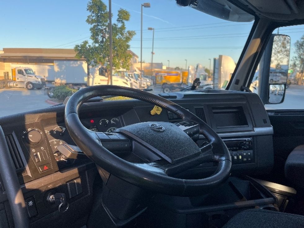 Day Cab Tractor-Heavy Duty Tractors-Volvo-2021-VNR64300-Fontana-CA-572,545\n\t\tmiles-$ 36,000 - Image 10