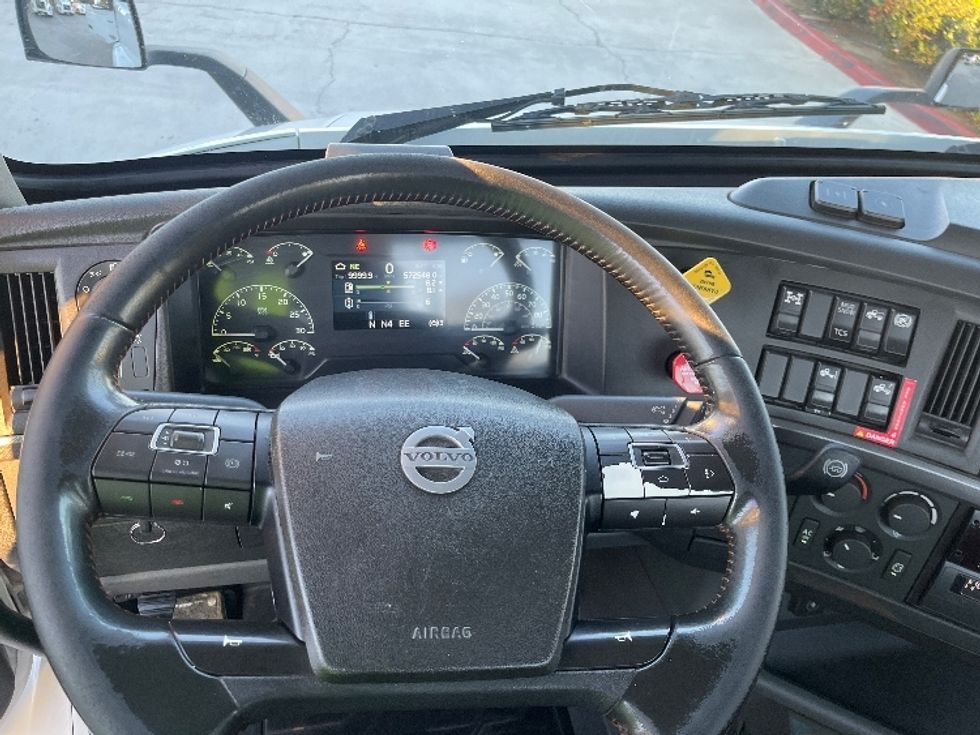 Day Cab Tractor-Heavy Duty Tractors-Volvo-2021-VNR64300-Fontana-CA-572,545\n\t\tmiles-$ 36,000 - Image 11