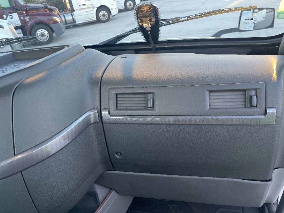 Day Cab Tractor-Heavy Duty Tractors-Volvo-2021-VNR64300-Fontana-CA-572,545\n\t\tmiles-$ 36,000 - Image 13