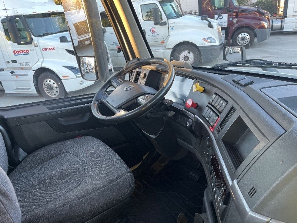 Day Cab Tractor-Heavy Duty Tractors-Volvo-2021-VNR64300-Fontana-CA-572,545\n\t\tmiles-$ 36,000 - Image 14