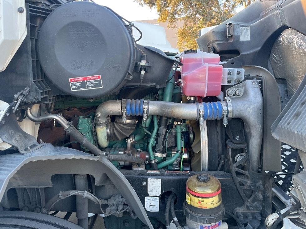 Day Cab Tractor-Heavy Duty Tractors-Volvo-2021-VNR64300-Fontana-CA-572,545\n\t\tmiles-$ 36,000 - Image 15