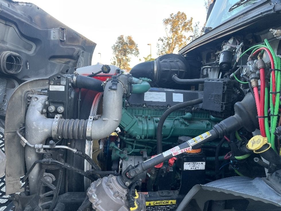 Day Cab Tractor-Heavy Duty Tractors-Volvo-2021-VNR64300-Fontana-CA-572,545\n\t\tmiles-$ 36,000 - Image 16