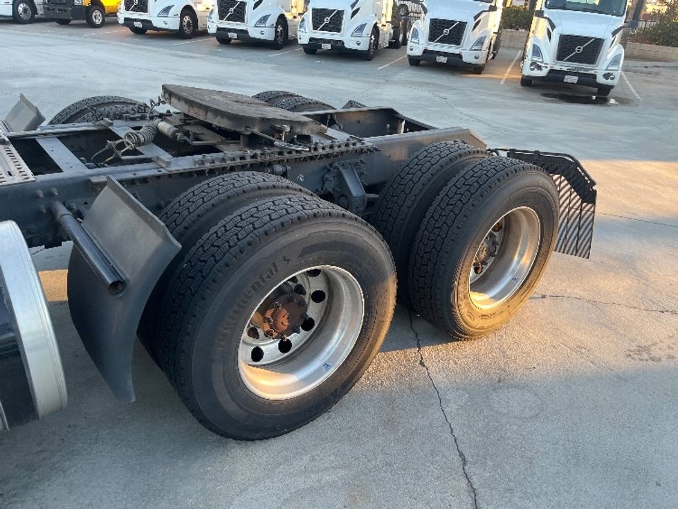 Day Cab Tractor-Heavy Duty Tractors-Volvo-2021-VNR64300-Fontana-CA-572,545\n\t\tmiles-$ 36,000 - Image 17