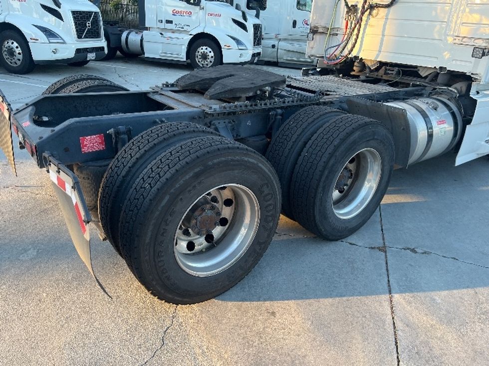 Day Cab Tractor-Heavy Duty Tractors-Volvo-2021-VNR64300-Fontana-CA-572,545\n\t\tmiles-$ 36,000 - Image 18