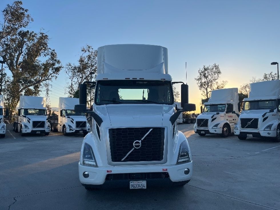 Day Cab Tractor-Heavy Duty Tractors-Volvo-2021-VNR64300-Fontana-CA-572,545\n\t\tmiles-$ 36,000 - Image 2