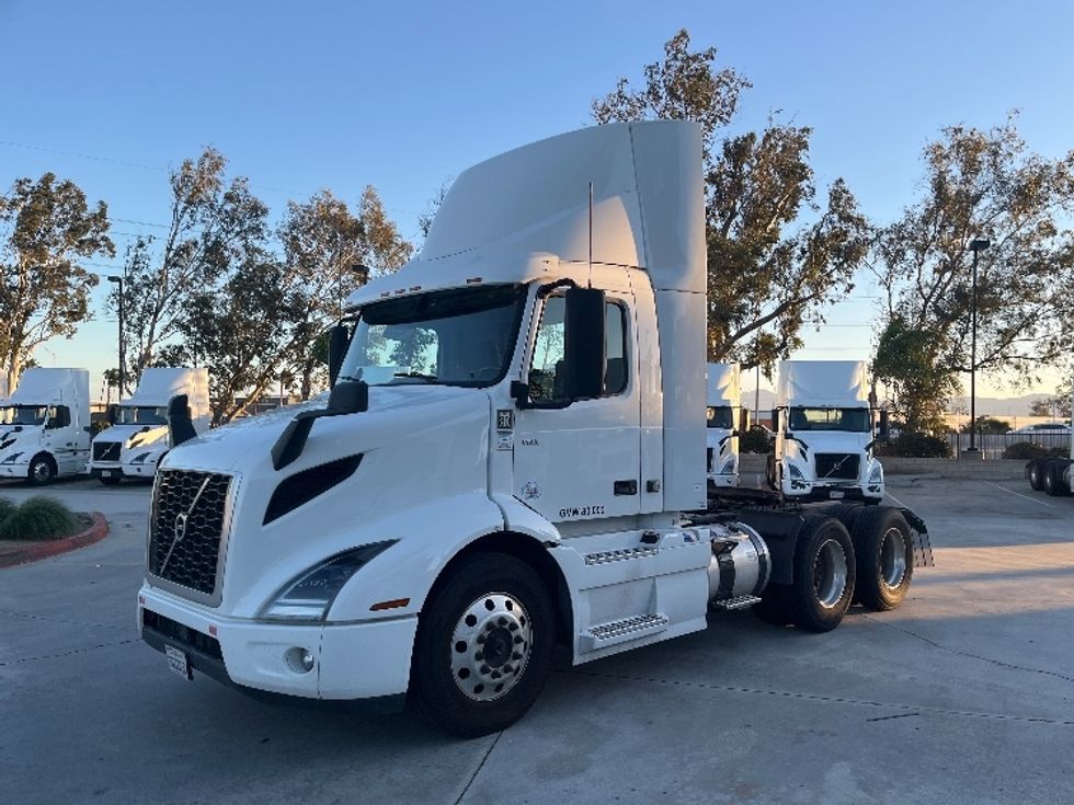 Day Cab Tractor-Heavy Duty Tractors-Volvo-2021-VNR64300-Fontana-CA-572,545\n\t\tmiles-$ 36,000 - Image 3