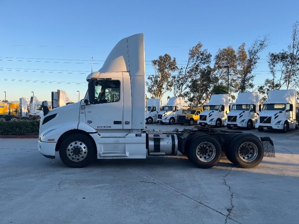 Day Cab Tractor-Heavy Duty Tractors-Volvo-2021-VNR64300-Fontana-CA-572,545\n\t\tmiles-$ 36,000 - Image 4