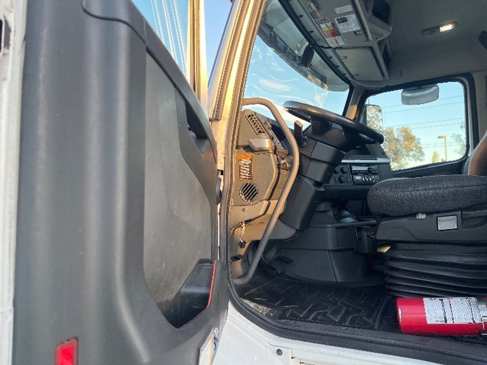 Day Cab Tractor-Heavy Duty Tractors-Volvo-2021-VNR64300-Fontana-CA-572,545\n\t\tmiles-$ 36,000 - Image 9