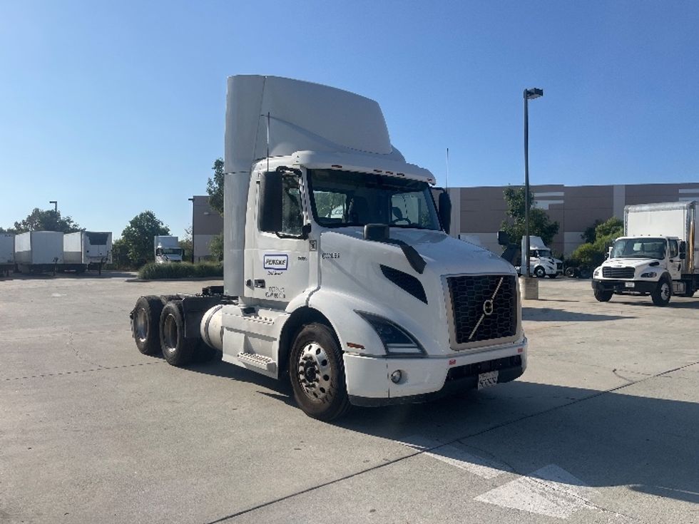 Day Cab Tractor-Heavy Duty Tractors-Volvo-2021-VNR64300-Fontana-CA-588,592\n\t\tmiles-$ 34,750 - Image 1