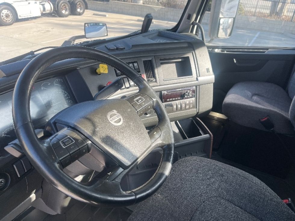 Day Cab Tractor-Heavy Duty Tractors-Volvo-2021-VNR64300-Fontana-CA-588,592\n\t\tmiles-$ 34,750 - Image 10
