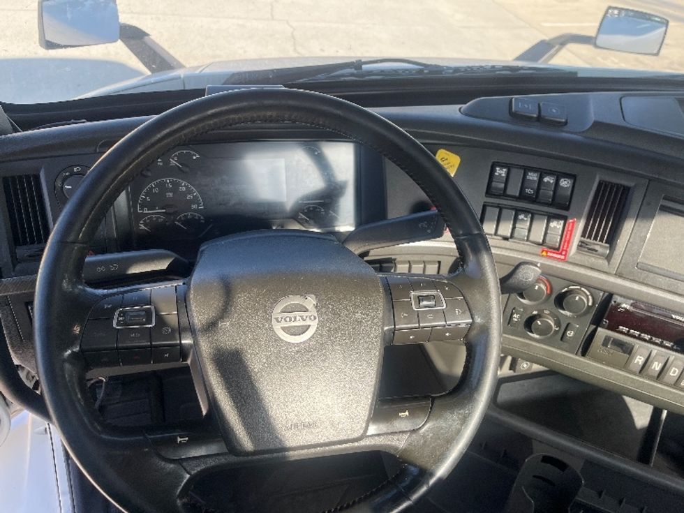 Day Cab Tractor-Heavy Duty Tractors-Volvo-2021-VNR64300-Fontana-CA-588,592\n\t\tmiles-$ 34,750 - Image 11