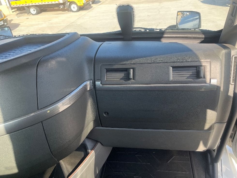 Day Cab Tractor-Heavy Duty Tractors-Volvo-2021-VNR64300-Fontana-CA-588,592\n\t\tmiles-$ 34,750 - Image 13