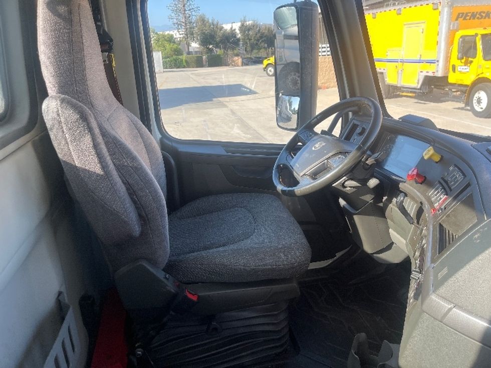 Day Cab Tractor-Heavy Duty Tractors-Volvo-2021-VNR64300-Fontana-CA-588,592\n\t\tmiles-$ 34,750 - Image 14