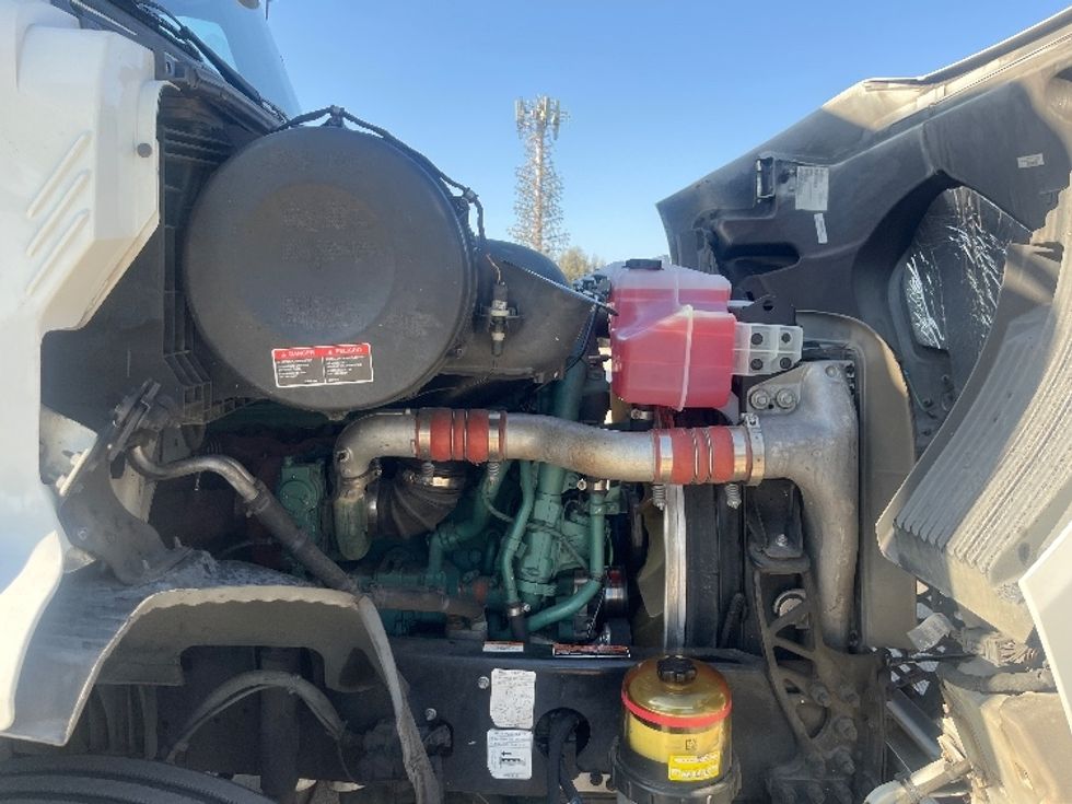 Day Cab Tractor-Heavy Duty Tractors-Volvo-2021-VNR64300-Fontana-CA-588,592\n\t\tmiles-$ 34,750 - Image 15