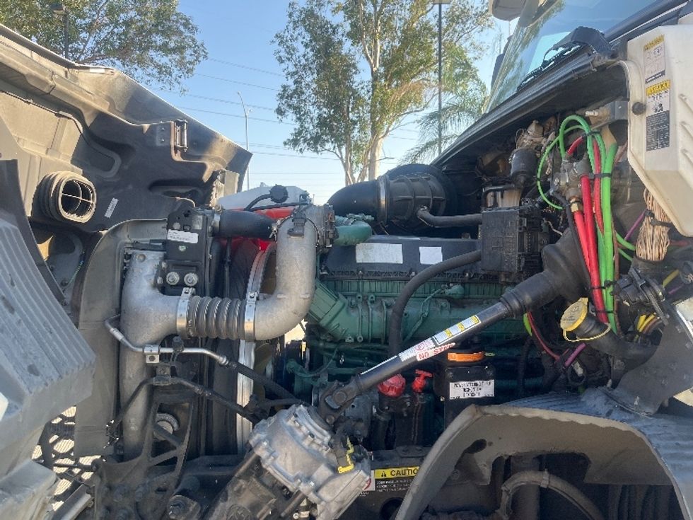 Day Cab Tractor-Heavy Duty Tractors-Volvo-2021-VNR64300-Fontana-CA-588,592\n\t\tmiles-$ 34,750 - Image 16
