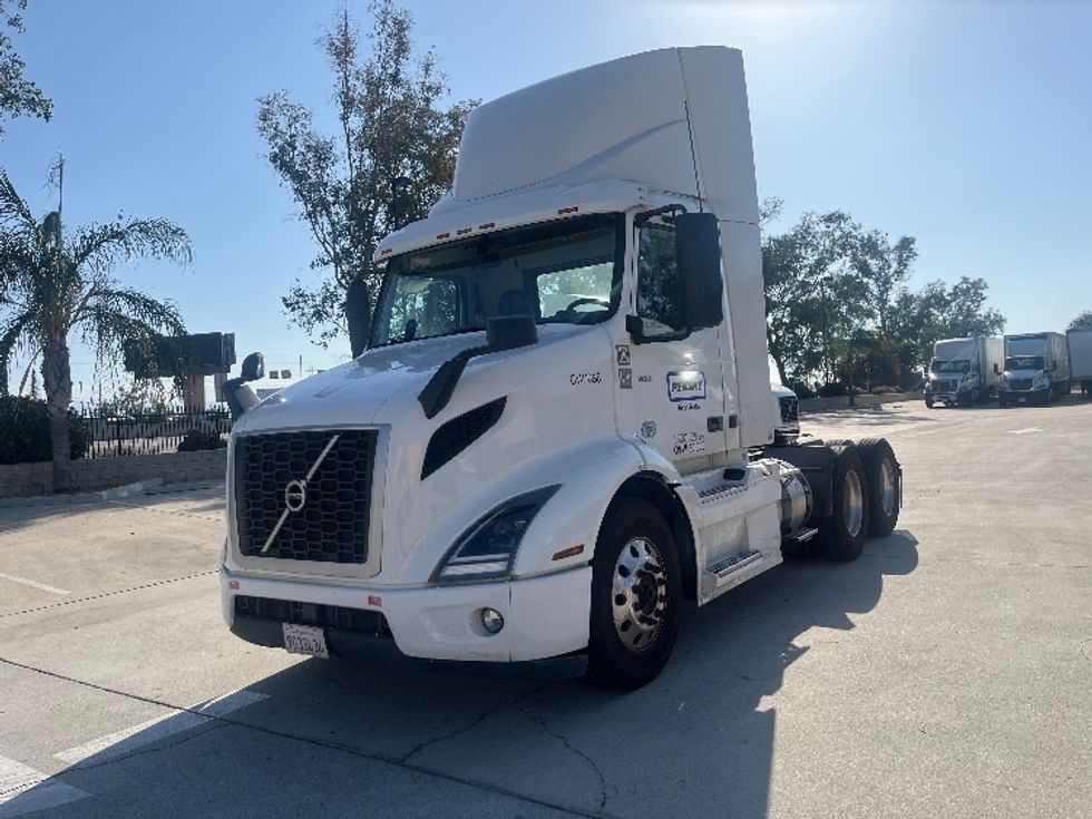 Day Cab Tractor-Heavy Duty Tractors-Volvo-2021-VNR64300-Fontana-CA-588,592\n\t\tmiles-$ 34,750 - Image 3