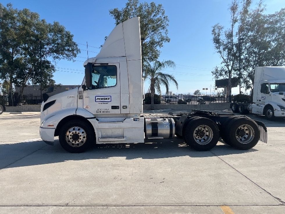 Day Cab Tractor-Heavy Duty Tractors-Volvo-2021-VNR64300-Fontana-CA-588,592\n\t\tmiles-$ 34,750 - Image 4