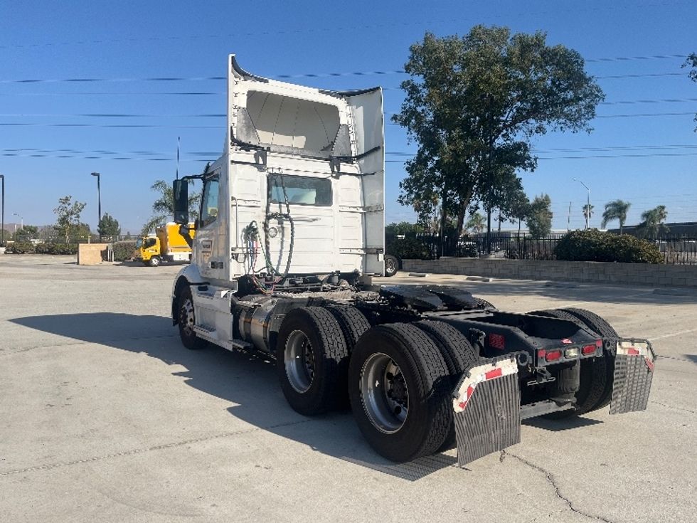 Day Cab Tractor-Heavy Duty Tractors-Volvo-2021-VNR64300-Fontana-CA-588,592\n\t\tmiles-$ 34,750 - Image 5