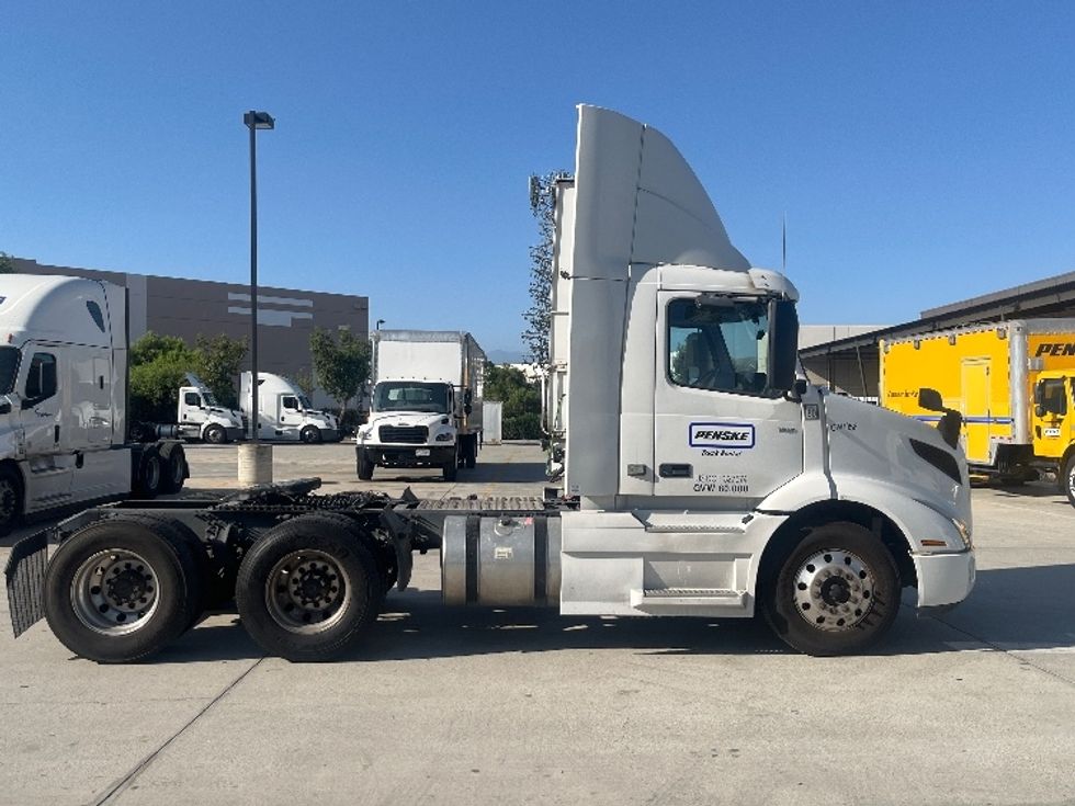 Day Cab Tractor-Heavy Duty Tractors-Volvo-2021-VNR64300-Fontana-CA-588,592\n\t\tmiles-$ 34,750 - Image 8