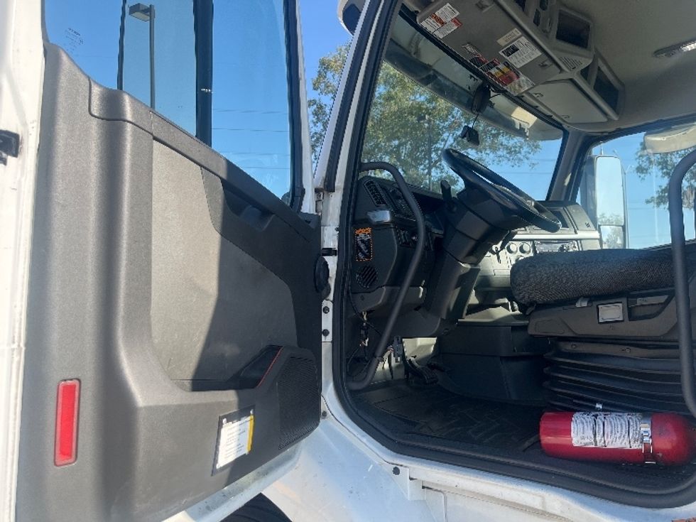 Day Cab Tractor-Heavy Duty Tractors-Volvo-2021-VNR64300-Fontana-CA-588,592\n\t\tmiles-$ 34,750 - Image 9