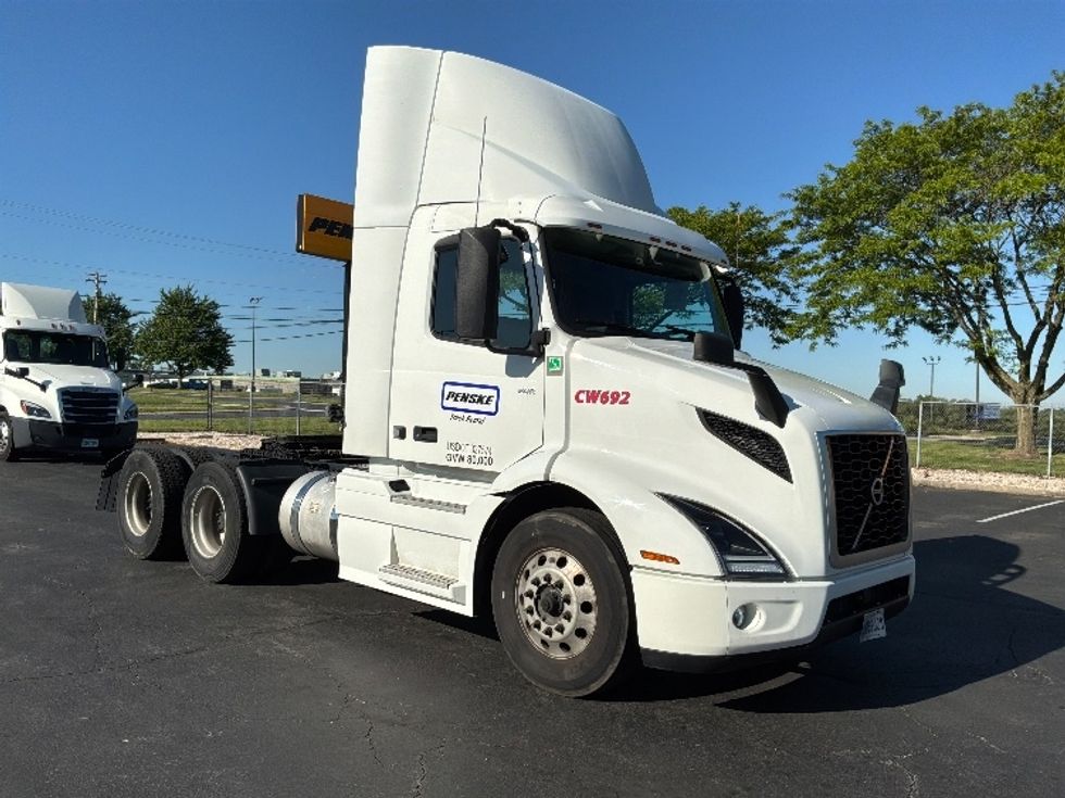 Day Cab Tractor-Heavy Duty Tractors-Volvo-2021-VNR64300-Harrisburg-PA-434,315\n\t\tmiles-$ 41,750 - Image 1