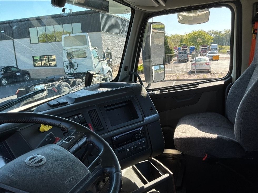 Day Cab Tractor-Heavy Duty Tractors-Volvo-2021-VNR64300-Harrisburg-PA-434,315\n\t\tmiles-$ 41,750 - Image 10