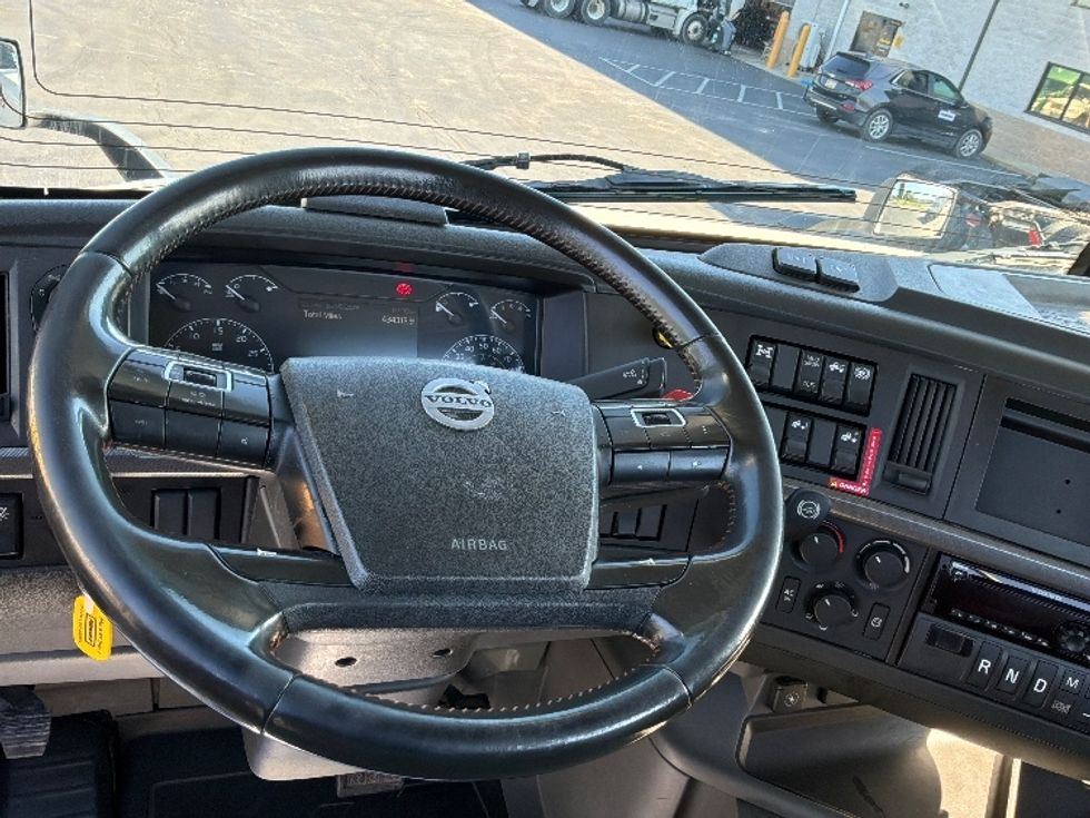 Day Cab Tractor-Heavy Duty Tractors-Volvo-2021-VNR64300-Harrisburg-PA-434,315\n\t\tmiles-$ 41,750 - Image 11