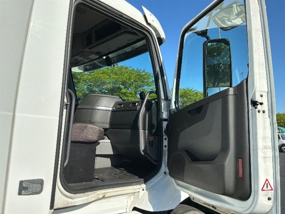 Day Cab Tractor-Heavy Duty Tractors-Volvo-2021-VNR64300-Harrisburg-PA-434,315\n\t\tmiles-$ 41,750 - Image 12