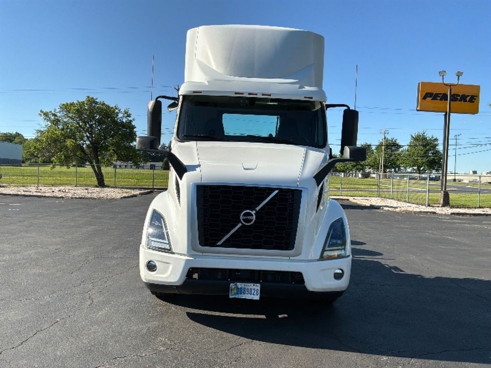 Day Cab Tractor-Heavy Duty Tractors-Volvo-2021-VNR64300-Harrisburg-PA-434,315\n\t\tmiles-$ 41,750 - Image 2