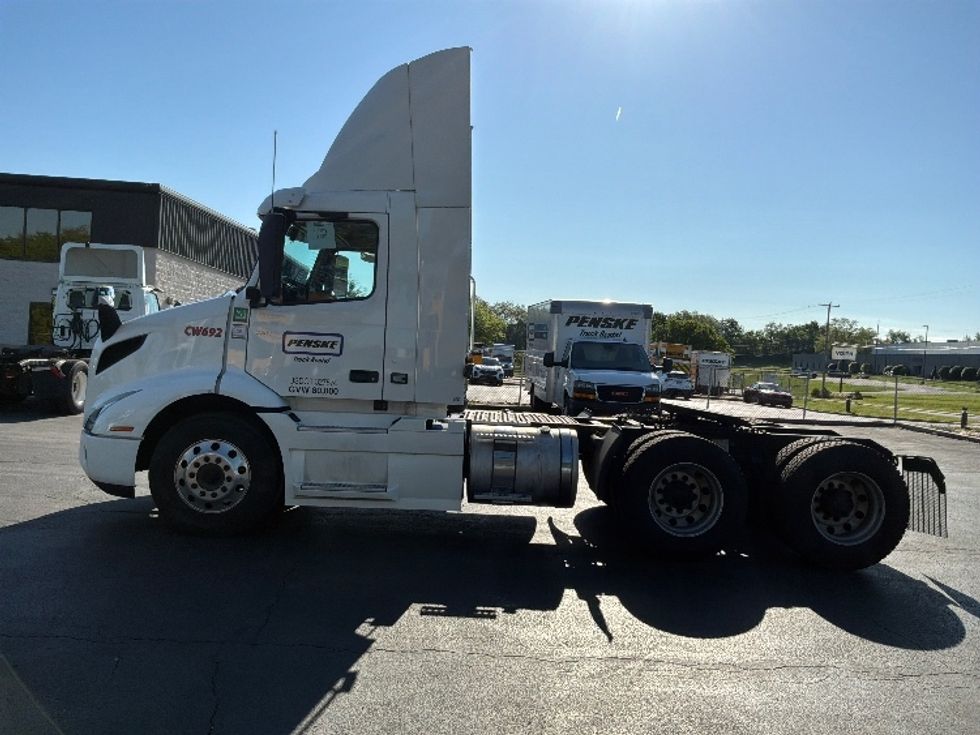 Day Cab Tractor-Heavy Duty Tractors-Volvo-2021-VNR64300-Harrisburg-PA-434,315\n\t\tmiles-$ 41,750 - Image 4