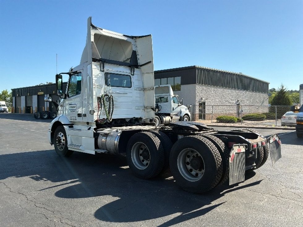 Day Cab Tractor-Heavy Duty Tractors-Volvo-2021-VNR64300-Harrisburg-PA-434,315\n\t\tmiles-$ 41,750 - Image 5