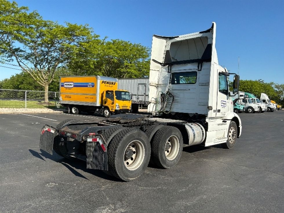 Day Cab Tractor-Heavy Duty Tractors-Volvo-2021-VNR64300-Harrisburg-PA-434,315\n\t\tmiles-$ 41,750 - Image 7