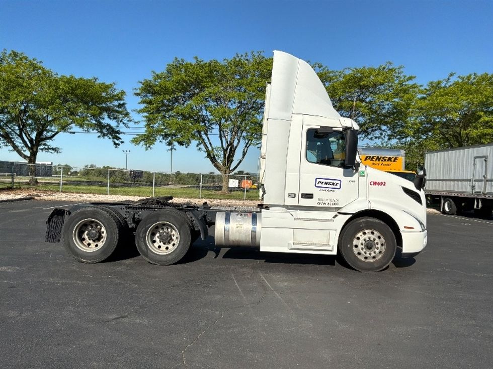 Day Cab Tractor-Heavy Duty Tractors-Volvo-2021-VNR64300-Harrisburg-PA-434,315\n\t\tmiles-$ 41,750 - Image 8