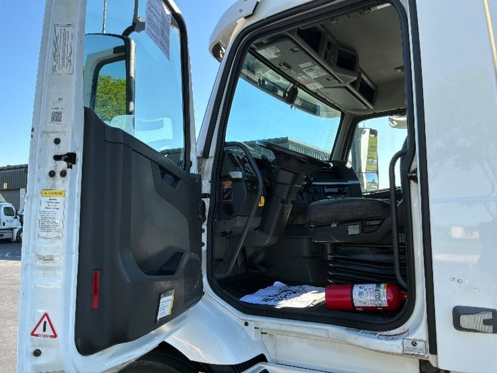 Day Cab Tractor-Heavy Duty Tractors-Volvo-2021-VNR64300-Harrisburg-PA-434,315\n\t\tmiles-$ 41,750 - Image 9