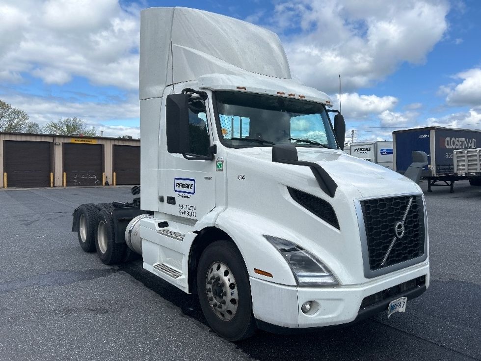 Day Cab Tractor-Heavy Duty Tractors-Volvo-2021-VNR64300-Harrisburg-PA-457,417\n\t\tmiles-$ 45,250 - Image 1