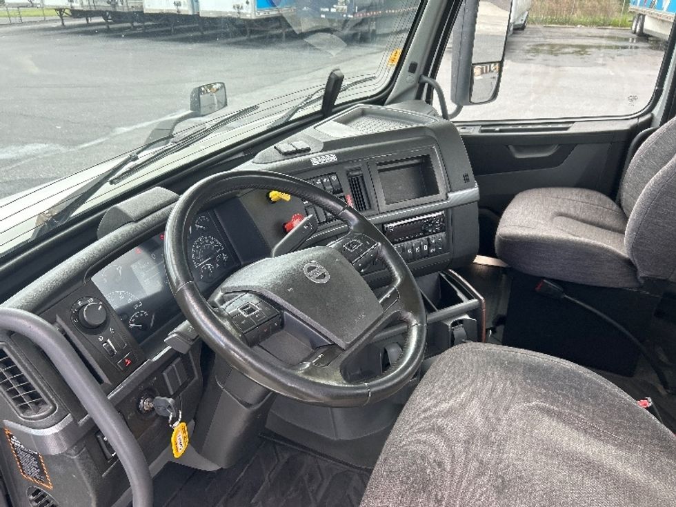 Day Cab Tractor-Heavy Duty Tractors-Volvo-2021-VNR64300-Harrisburg-PA-457,417\n\t\tmiles-$ 45,250 - Image 10