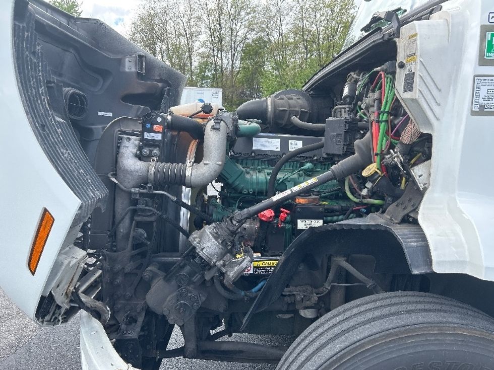 Day Cab Tractor-Heavy Duty Tractors-Volvo-2021-VNR64300-Harrisburg-PA-457,417\n\t\tmiles-$ 45,250 - Image 16
