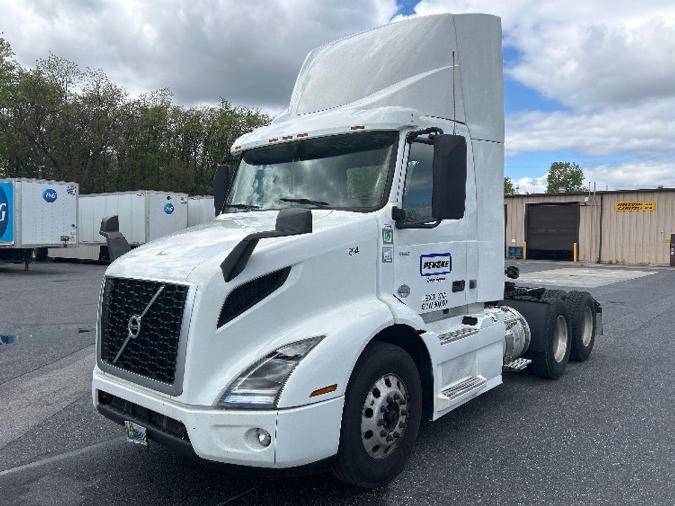 Day Cab Tractor-Heavy Duty Tractors-Volvo-2021-VNR64300-Harrisburg-PA-457,417\n\t\tmiles-$ 45,250 - Image 3