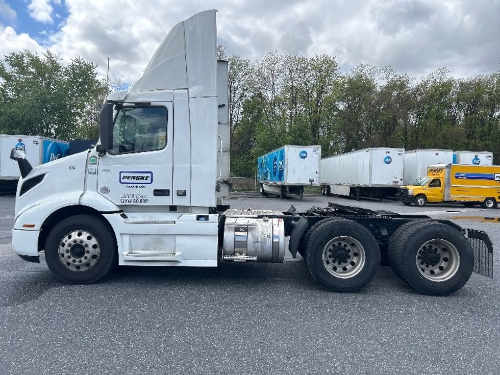 Day Cab Tractor-Heavy Duty Tractors-Volvo-2021-VNR64300-Harrisburg-PA-457,417\n\t\tmiles-$ 45,250 - Image 4