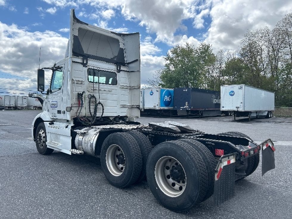 Day Cab Tractor-Heavy Duty Tractors-Volvo-2021-VNR64300-Harrisburg-PA-457,417\n\t\tmiles-$ 45,250 - Image 5