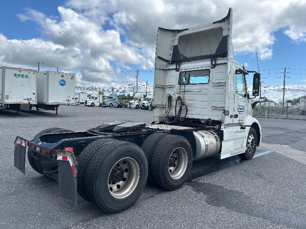 Day Cab Tractor-Heavy Duty Tractors-Volvo-2021-VNR64300-Harrisburg-PA-457,417\n\t\tmiles-$ 45,250 - Image 7