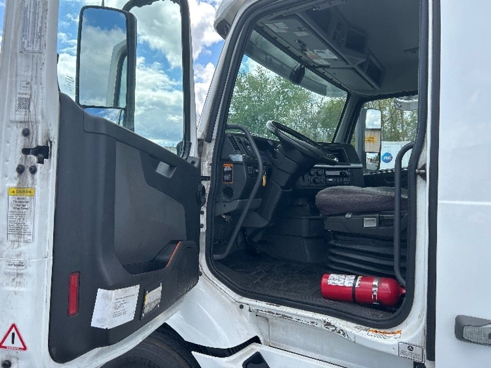 Day Cab Tractor-Heavy Duty Tractors-Volvo-2021-VNR64300-Harrisburg-PA-457,417\n\t\tmiles-$ 45,250 - Image 9