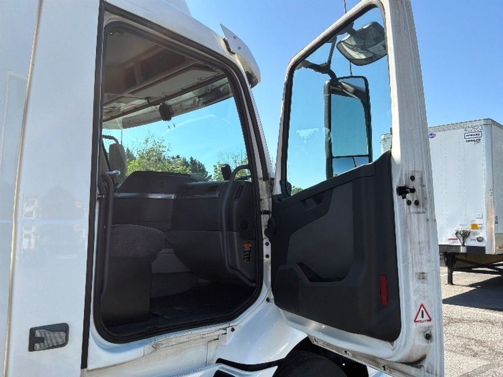 Day Cab Tractor-Heavy Duty Tractors-Volvo-2021-VNR64300-Harrisburg-PA-494,191\n\t\tmiles-$ 41,750 - Image 12