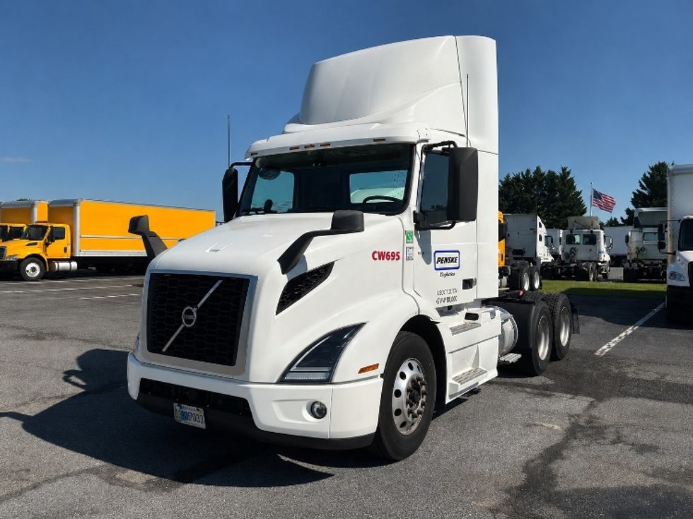 Day Cab Tractor-Heavy Duty Tractors-Volvo-2021-VNR64300-Harrisburg-PA-494,191\n\t\tmiles-$ 41,750 - Image 3