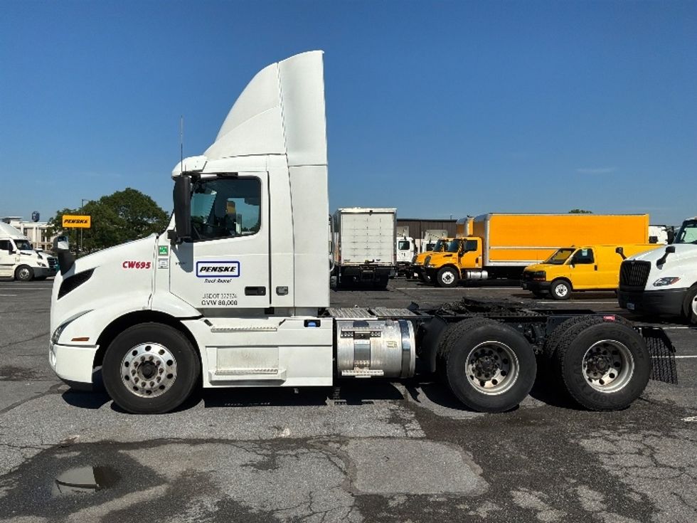 Day Cab Tractor-Heavy Duty Tractors-Volvo-2021-VNR64300-Harrisburg-PA-494,191\n\t\tmiles-$ 41,750 - Image 4