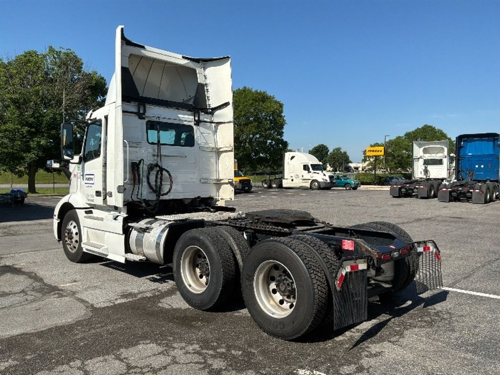 Day Cab Tractor-Heavy Duty Tractors-Volvo-2021-VNR64300-Harrisburg-PA-494,191\n\t\tmiles-$ 41,750 - Image 5