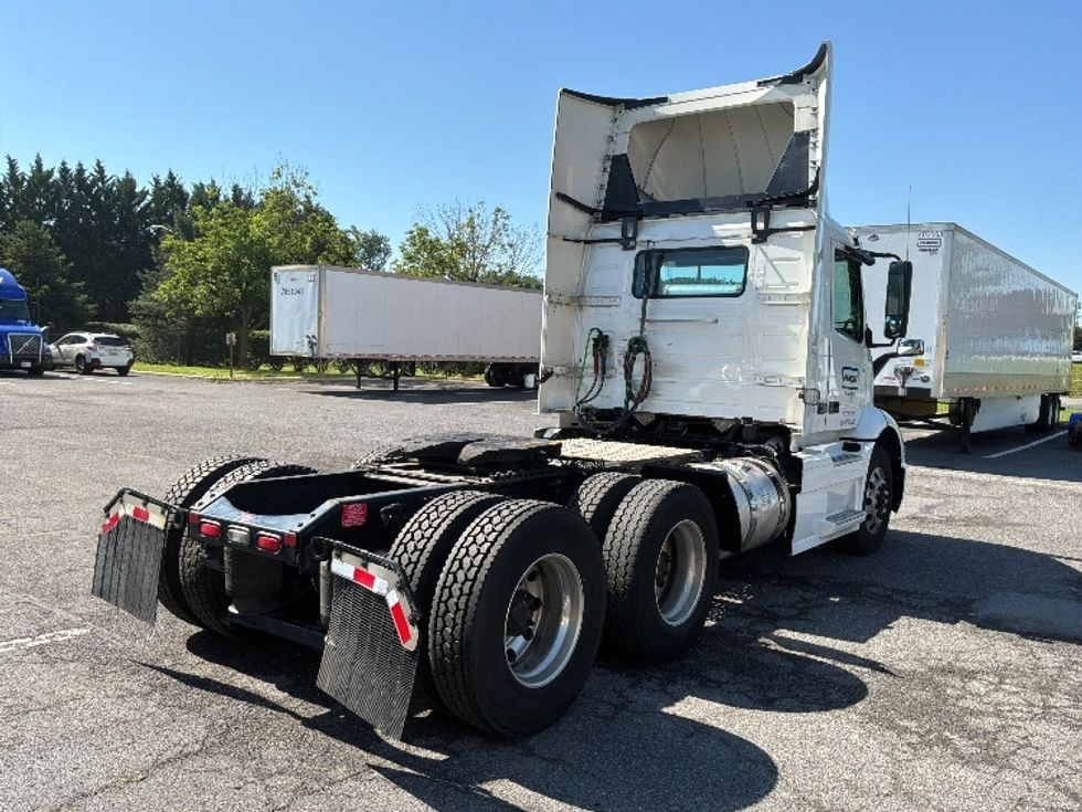 Day Cab Tractor-Heavy Duty Tractors-Volvo-2021-VNR64300-Harrisburg-PA-494,191\n\t\tmiles-$ 41,750 - Image 7